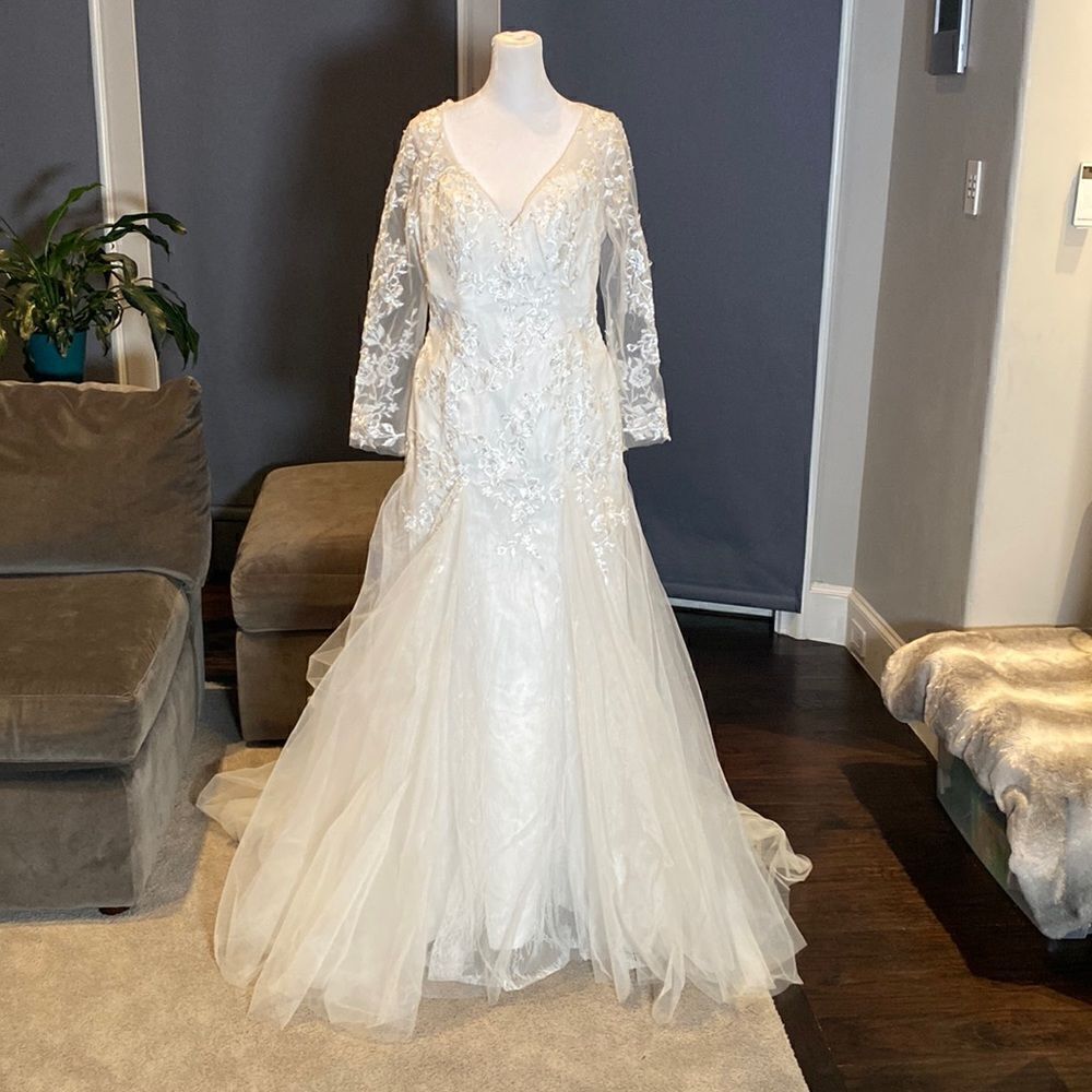 Women’s Long Sleeve Wedding Dress Lace Appliqué Zip Up Back with Train Size 12